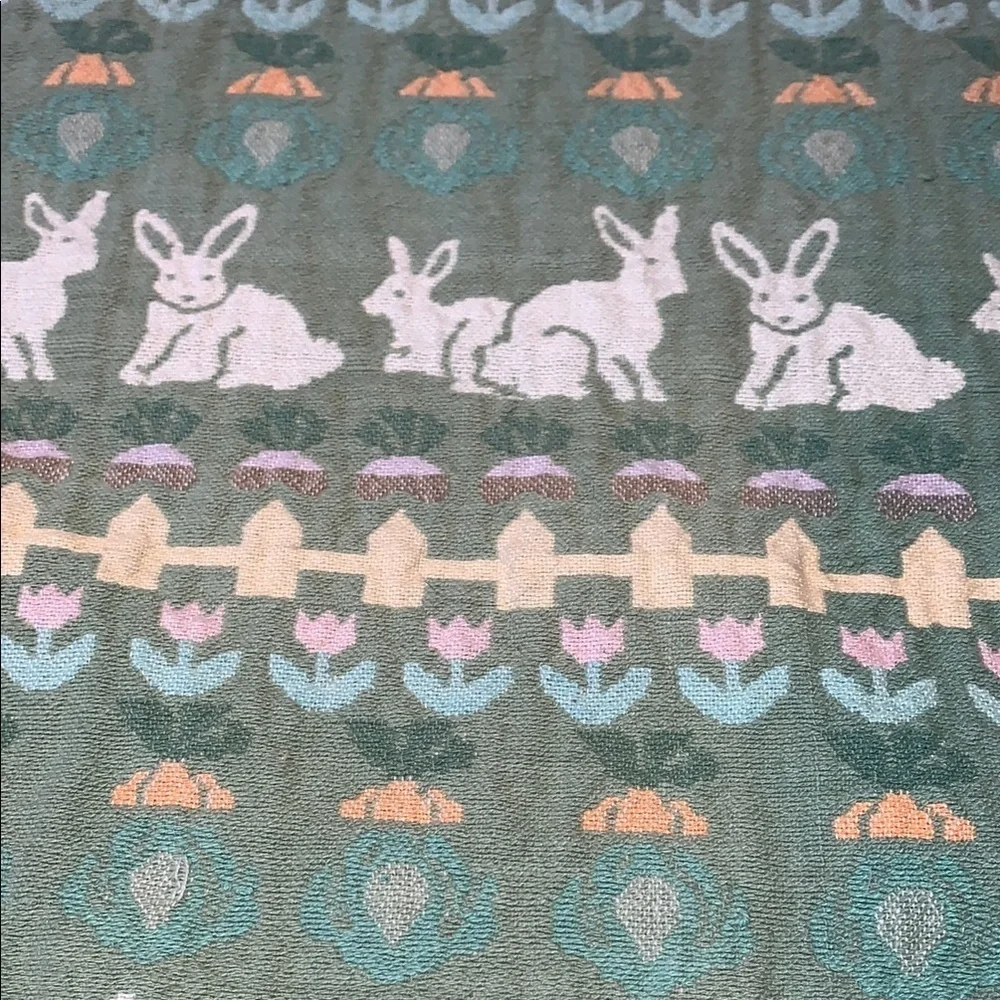 Wilton Court charming throw